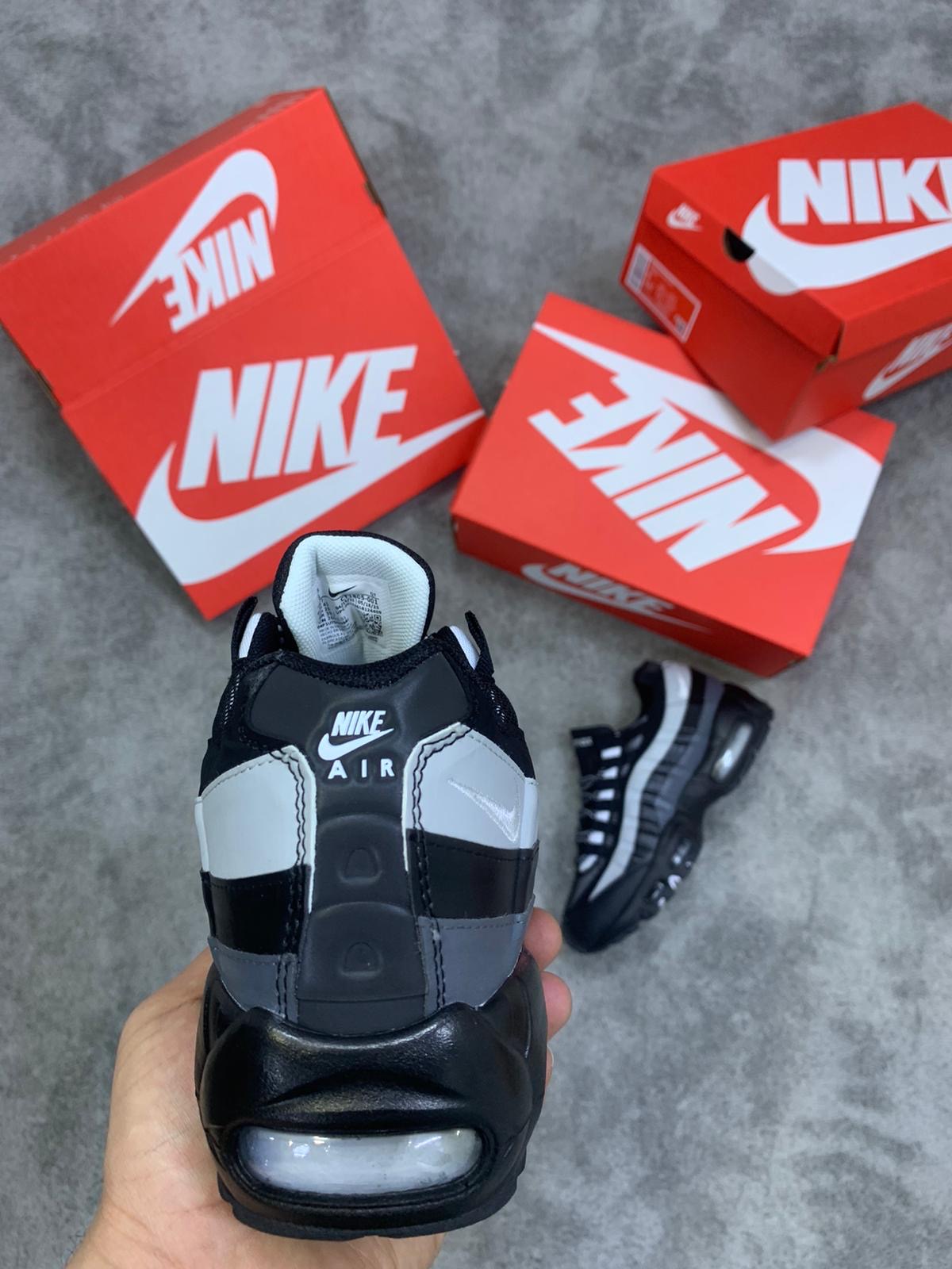 Air Max 95 Negras y Grises