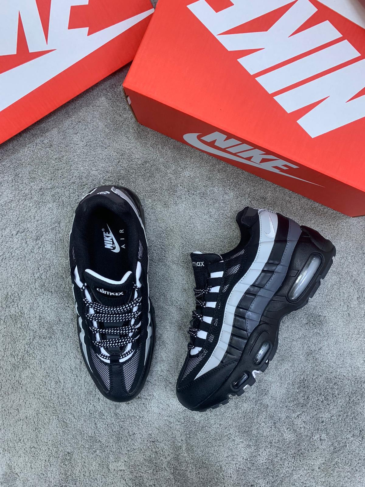 Air Max 95 Negras y Grises