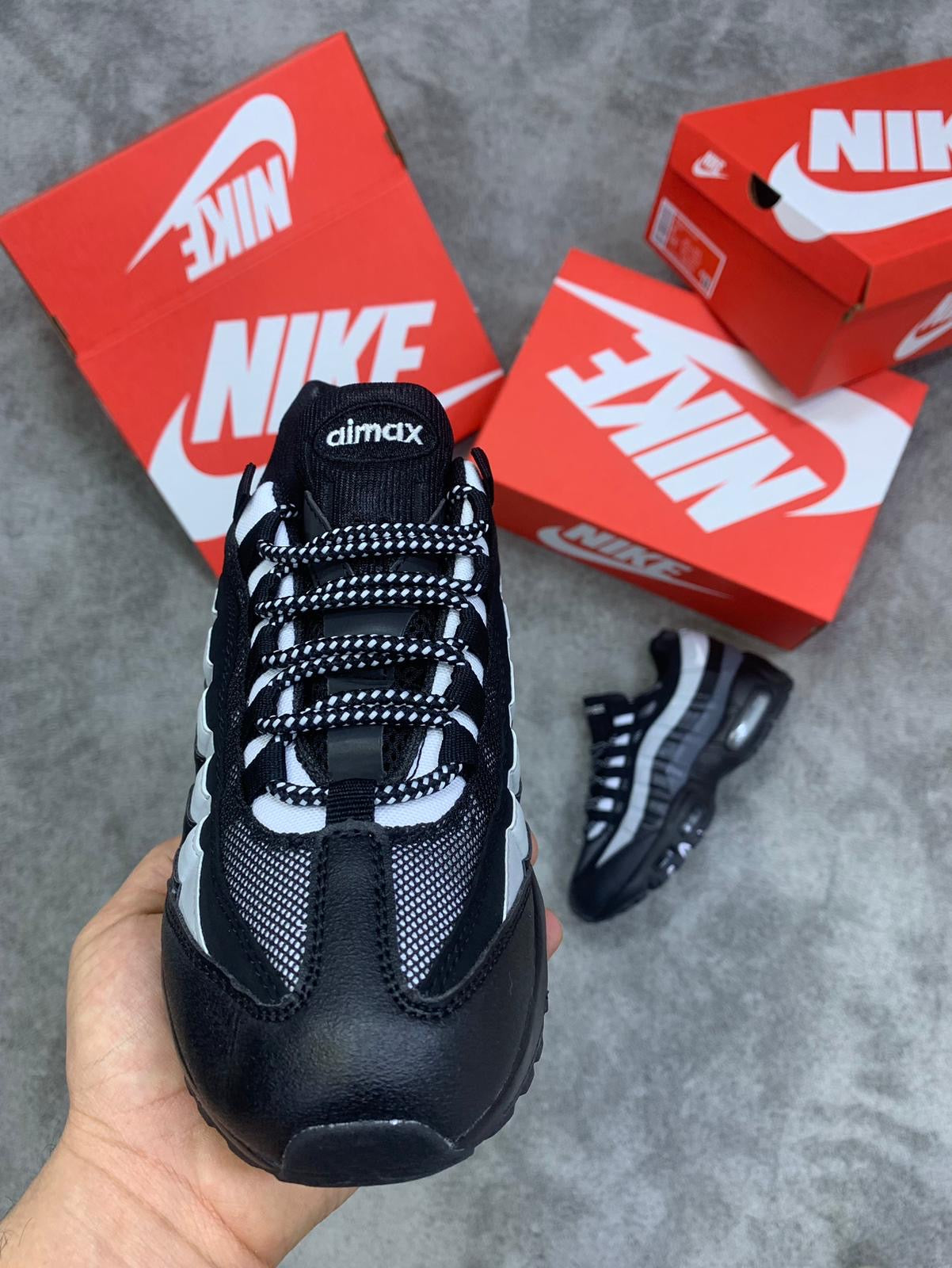 Air Max 95 Negras y Grises
