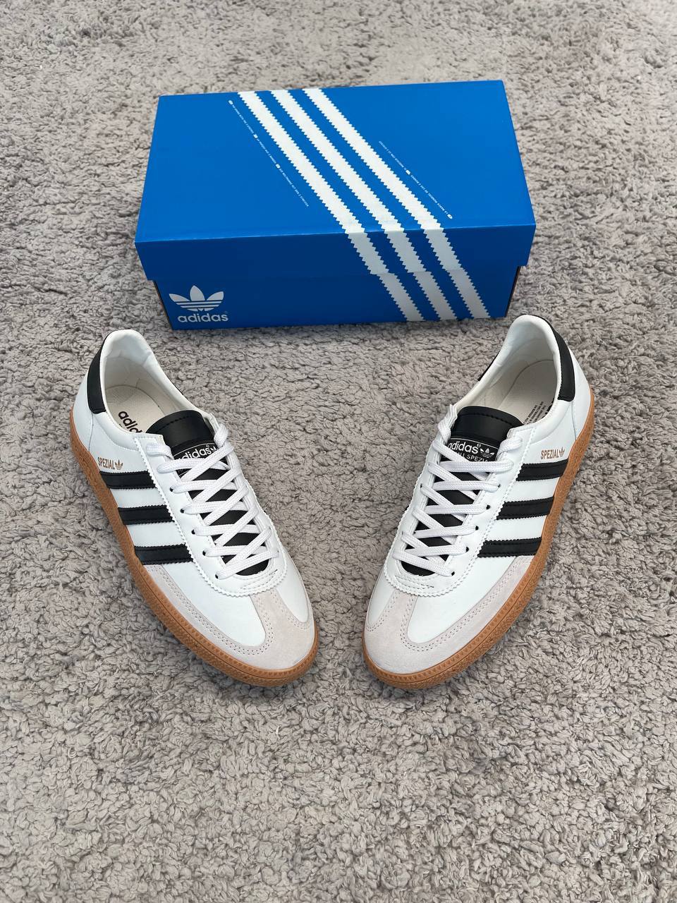 Adidas Spezial Blancas y Negras