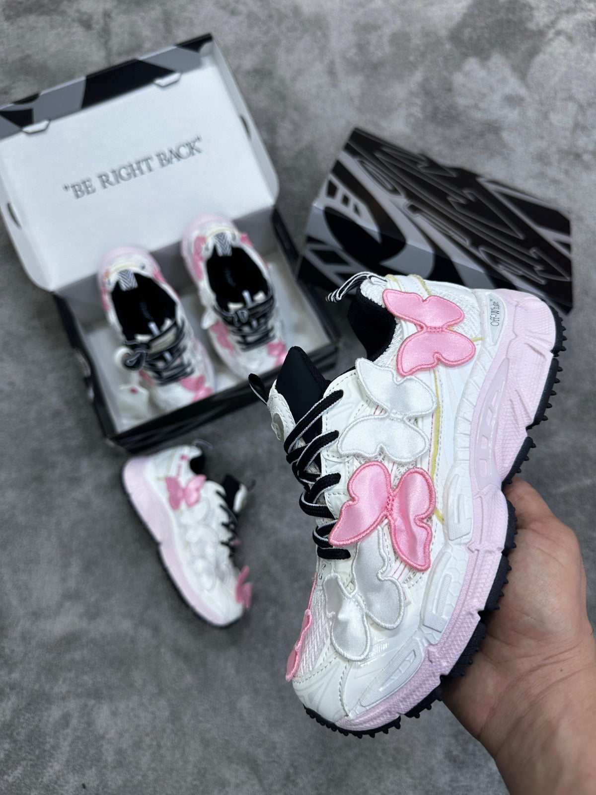 Off White Be Right Mariposas