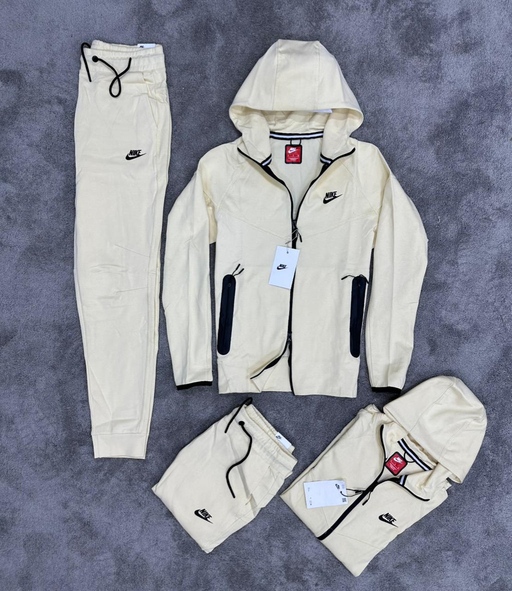 Chandal Nike Tech Crema