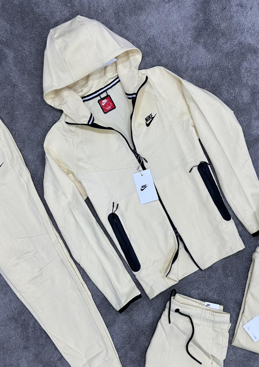 Chandal Nike Tech Crema