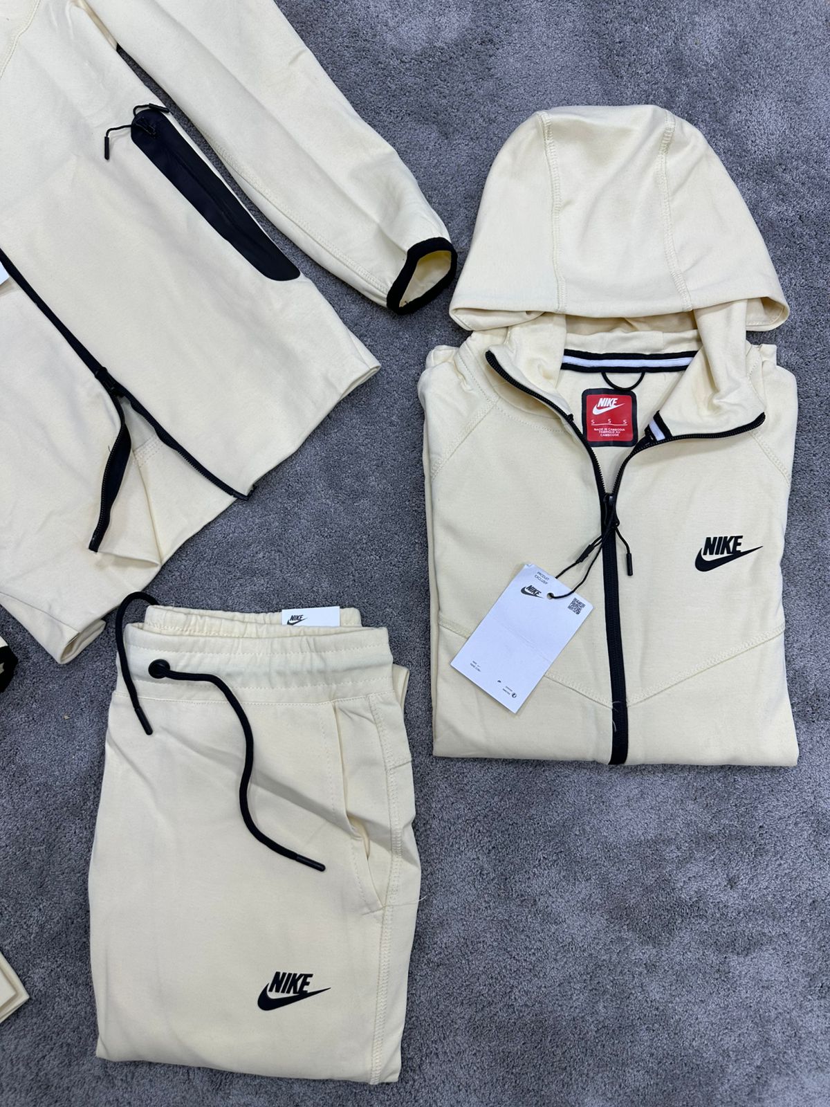 Chandal Nike Tech Crema