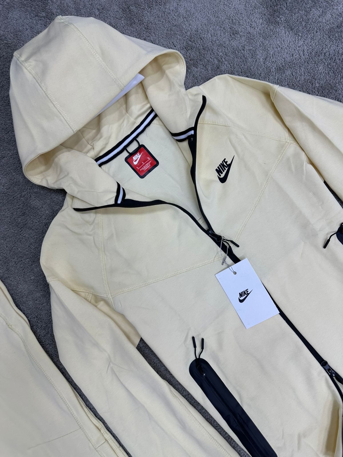 Chandal Nike Tech Crema