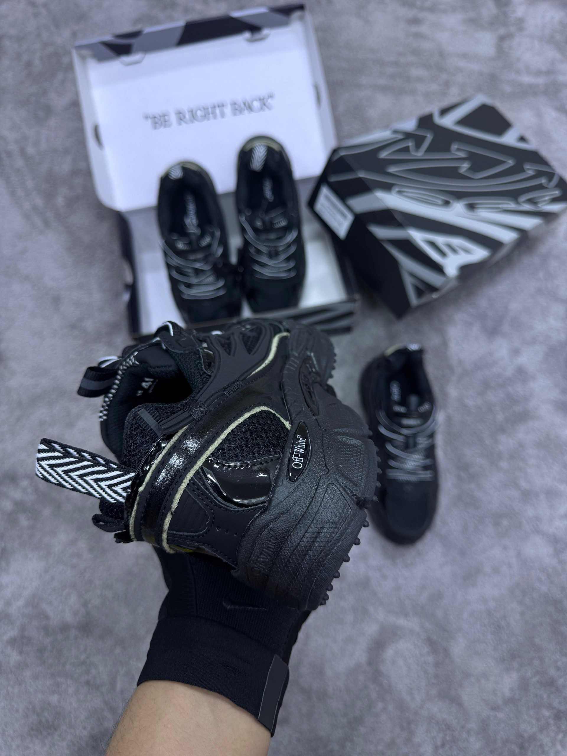 Off-White Be Right Negras