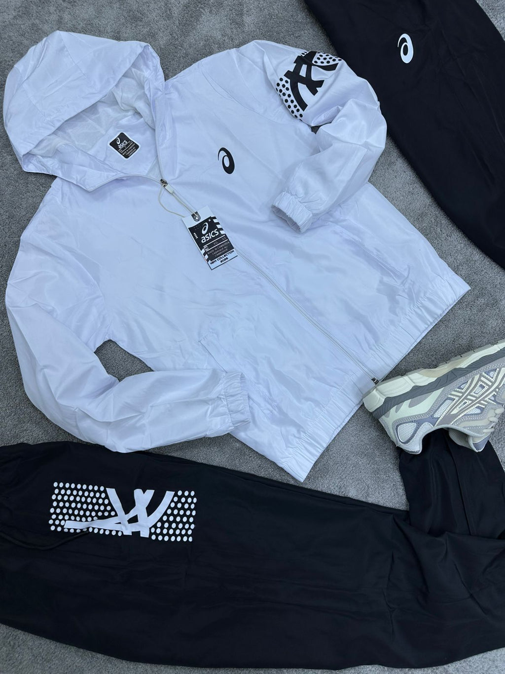 Chandal Asics Blanco y Negro